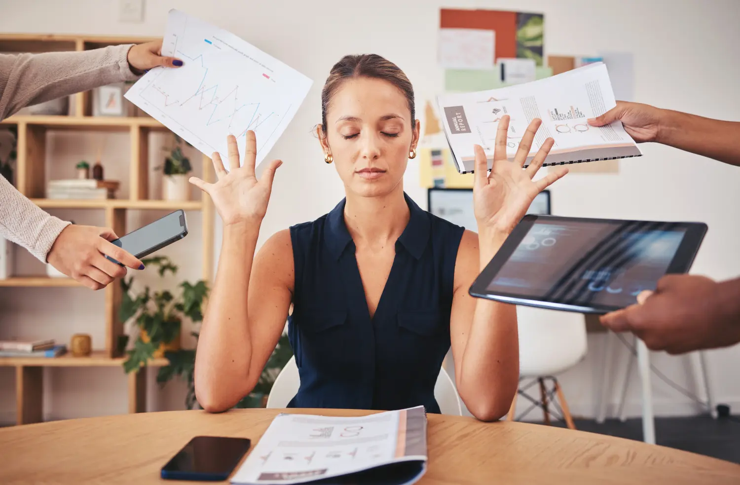 Burnout, Stress und Überlastung durch Überlastung, Arbeitsüberlastung und Druck im Marketing eines Unternehmens.