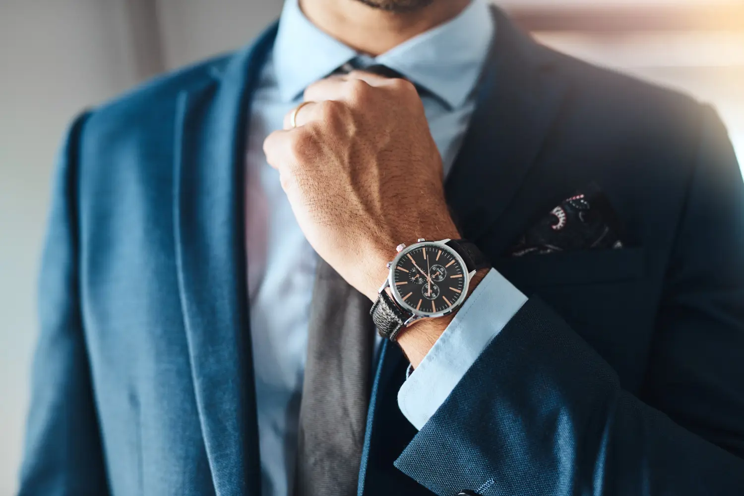 Mann richtet Krawatte und Hände für die Vorbereitung zu Hause, Business-Outfit und selbstbewusst für das Vorstellungsgespräch.
